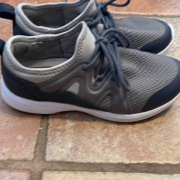 VIONIC sneaker - Picture 3 of 5